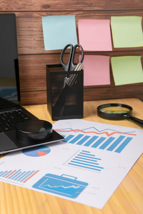 辦公桌上的藝術(shù) 筆筒與剪刀的商務(wù)攝影美學(xué)